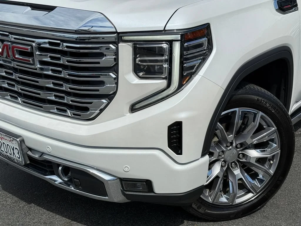 Used 2024 White Frost Tricoat GMC Denali image 3