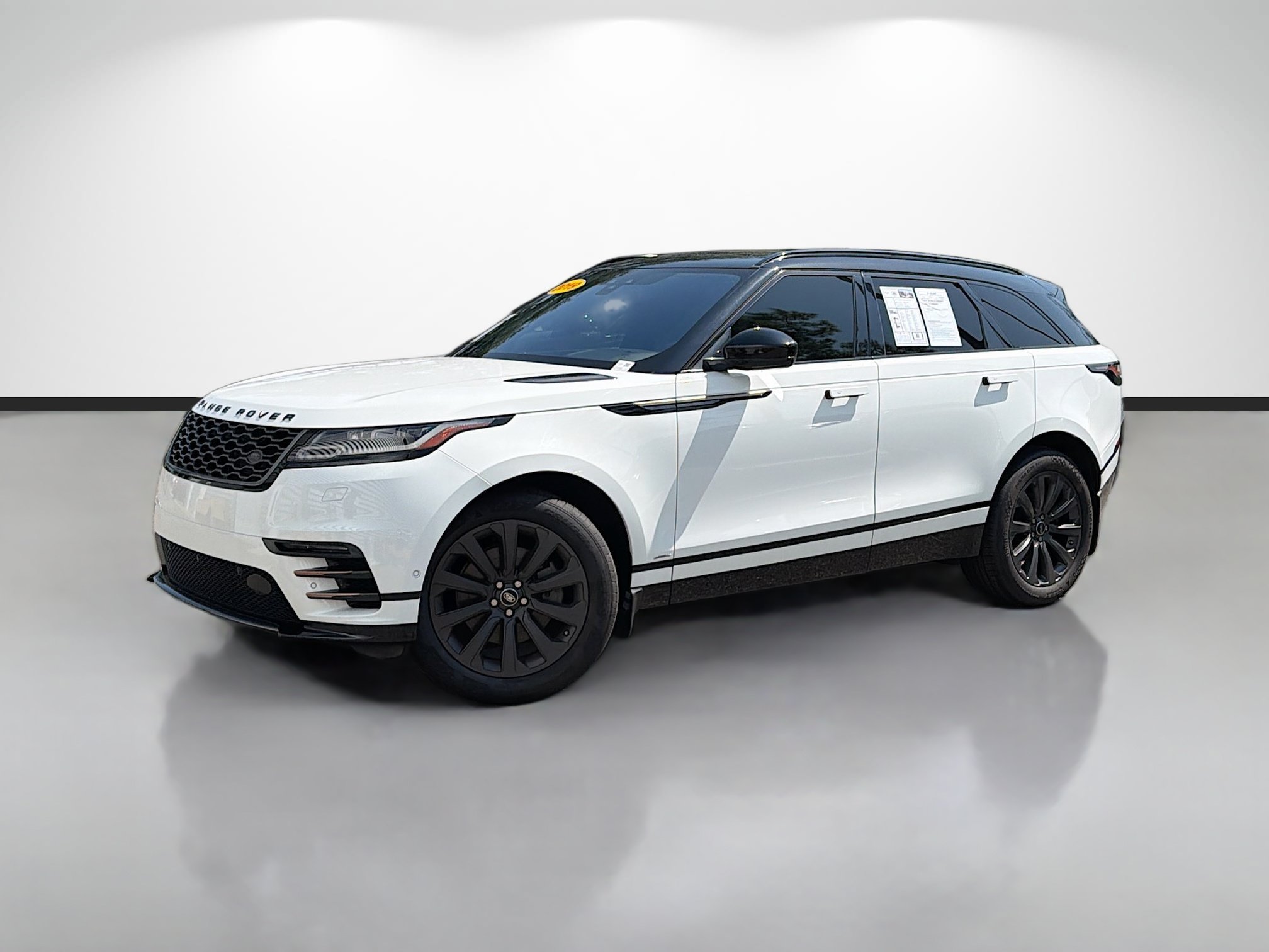 Used 2019 White Land Rover R-Dynamic SE image 1