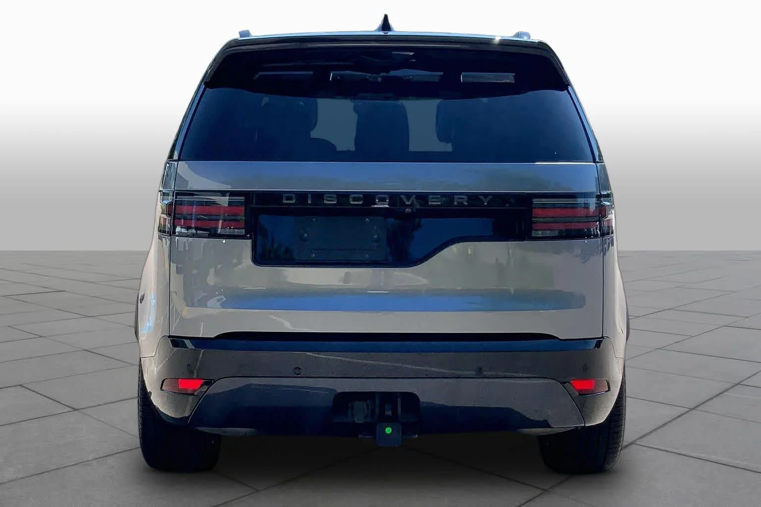 Used 2025 Eiger Grey Metallic Land Rover Dynamic SE image 5