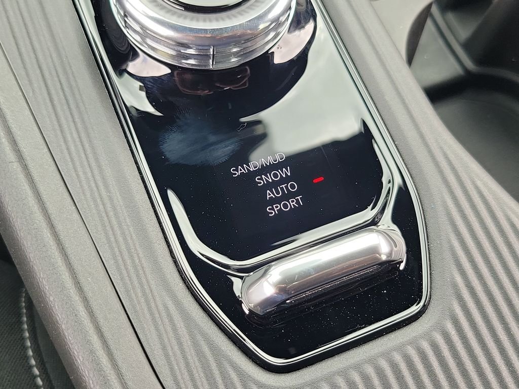 New 2026 Diamond Black Crystal Pearlcoat Jeep Laredo image 27