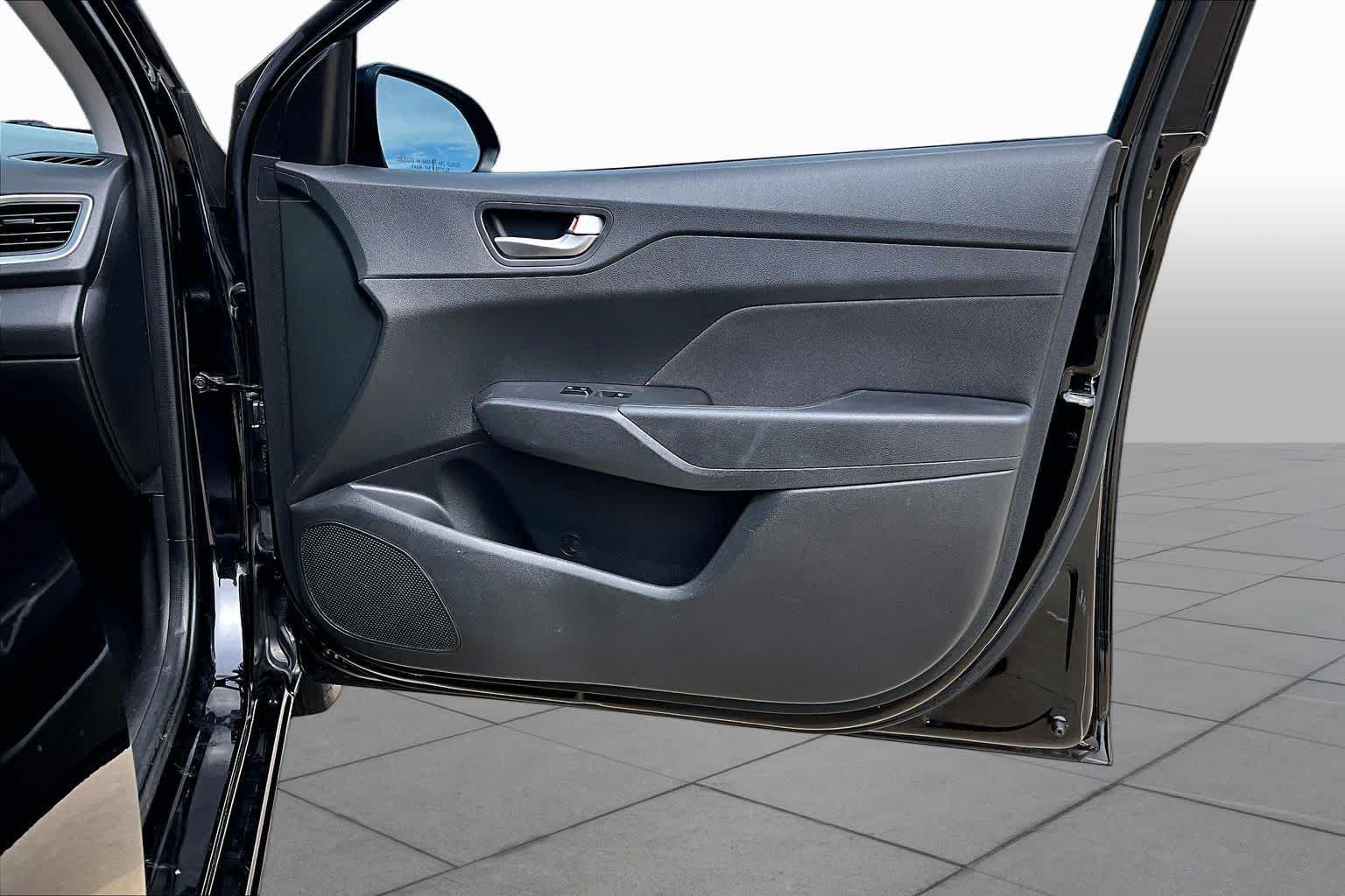 Used 2021 Absolute Black Hyundai SE image 23