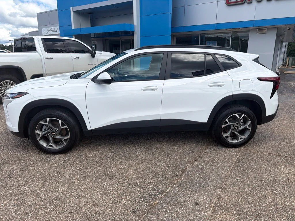 Used 2025 Summit White Chevrolet LT image 2