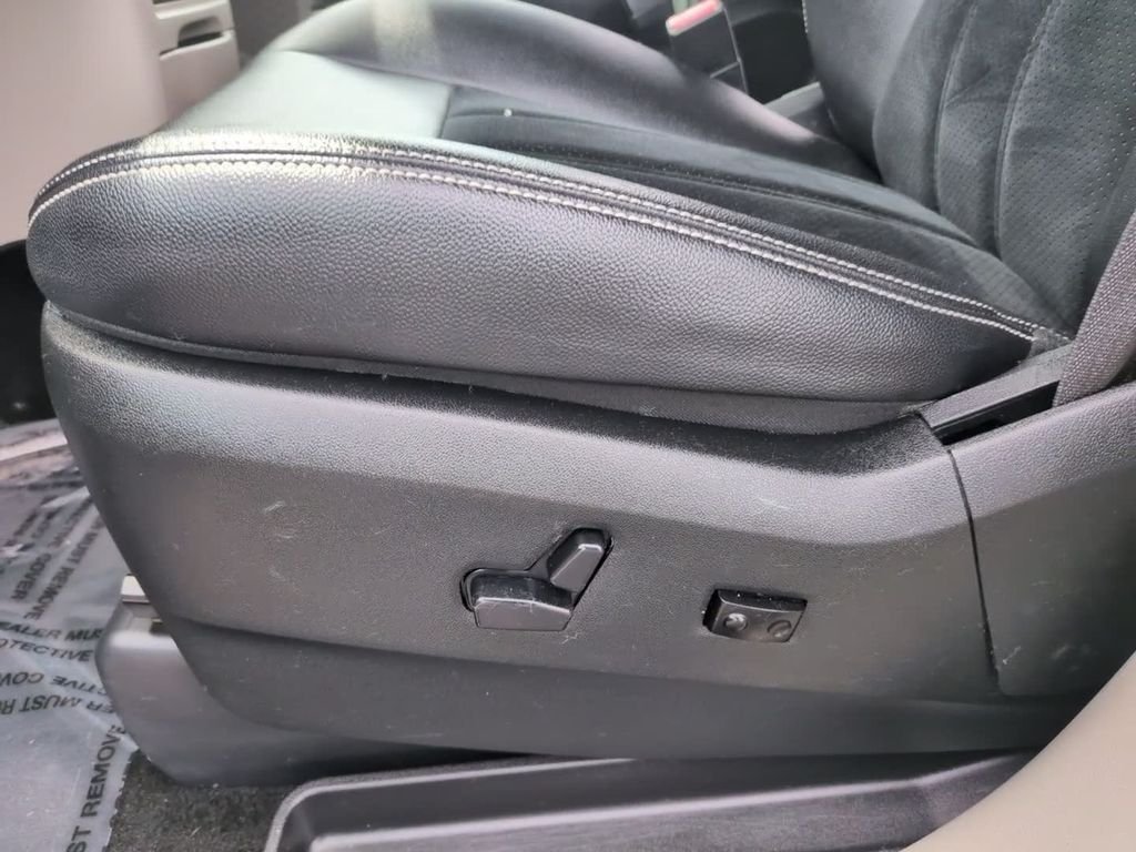 Used 2018 White Dodge SXT image 15