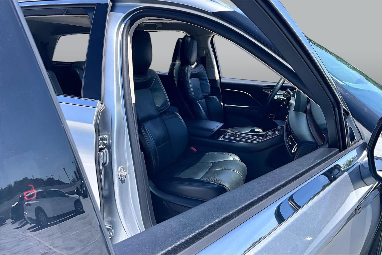 Used 2021 Silver Radiance Lincoln Grand Touring image 9