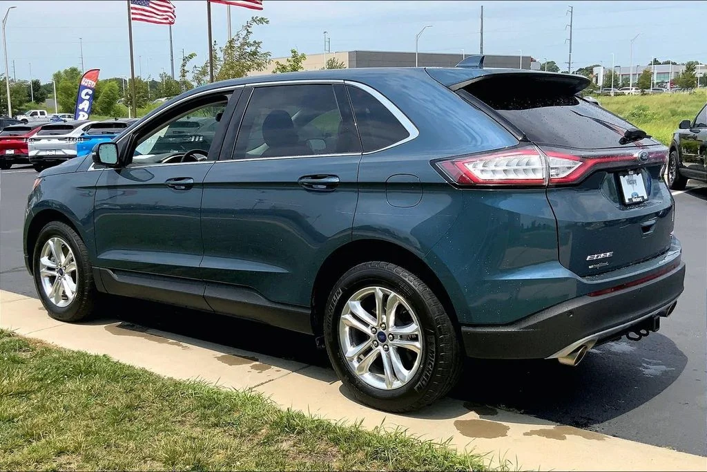 Used 2016 Blue Ford SEL image 2