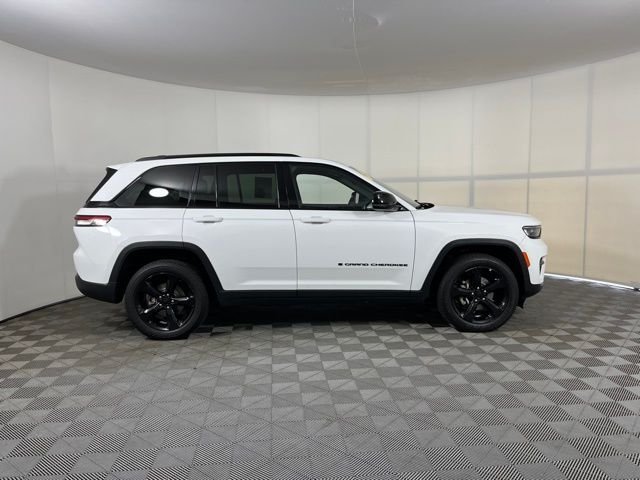 Used 2023 White/off-white Jeep Altitude X image 8