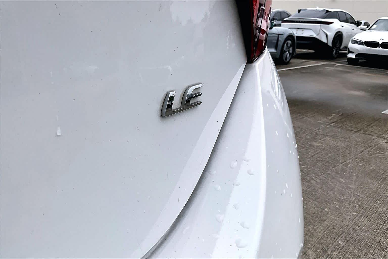 Used 2018 Super White Toyota LE image 9
