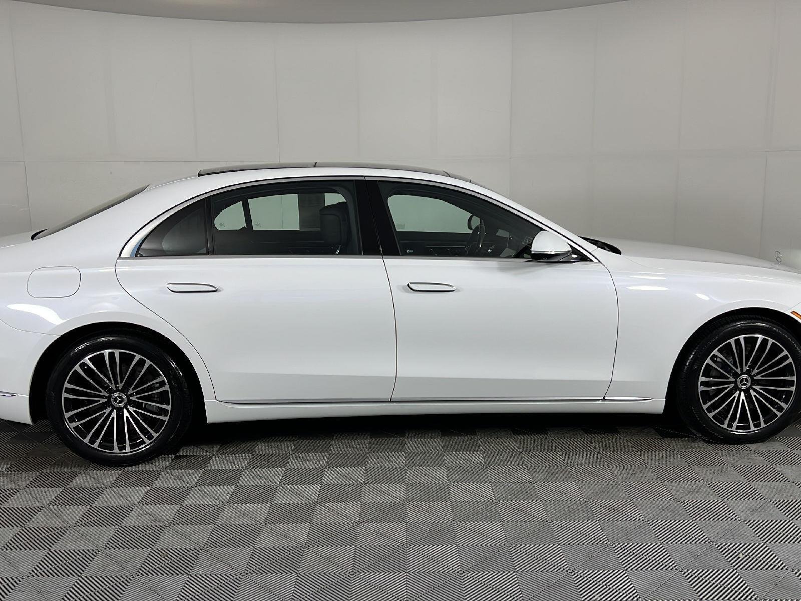 Used 2024 MANUFAKTUR Moonlight White Metallic Mercedes-Benz S 580 image 23