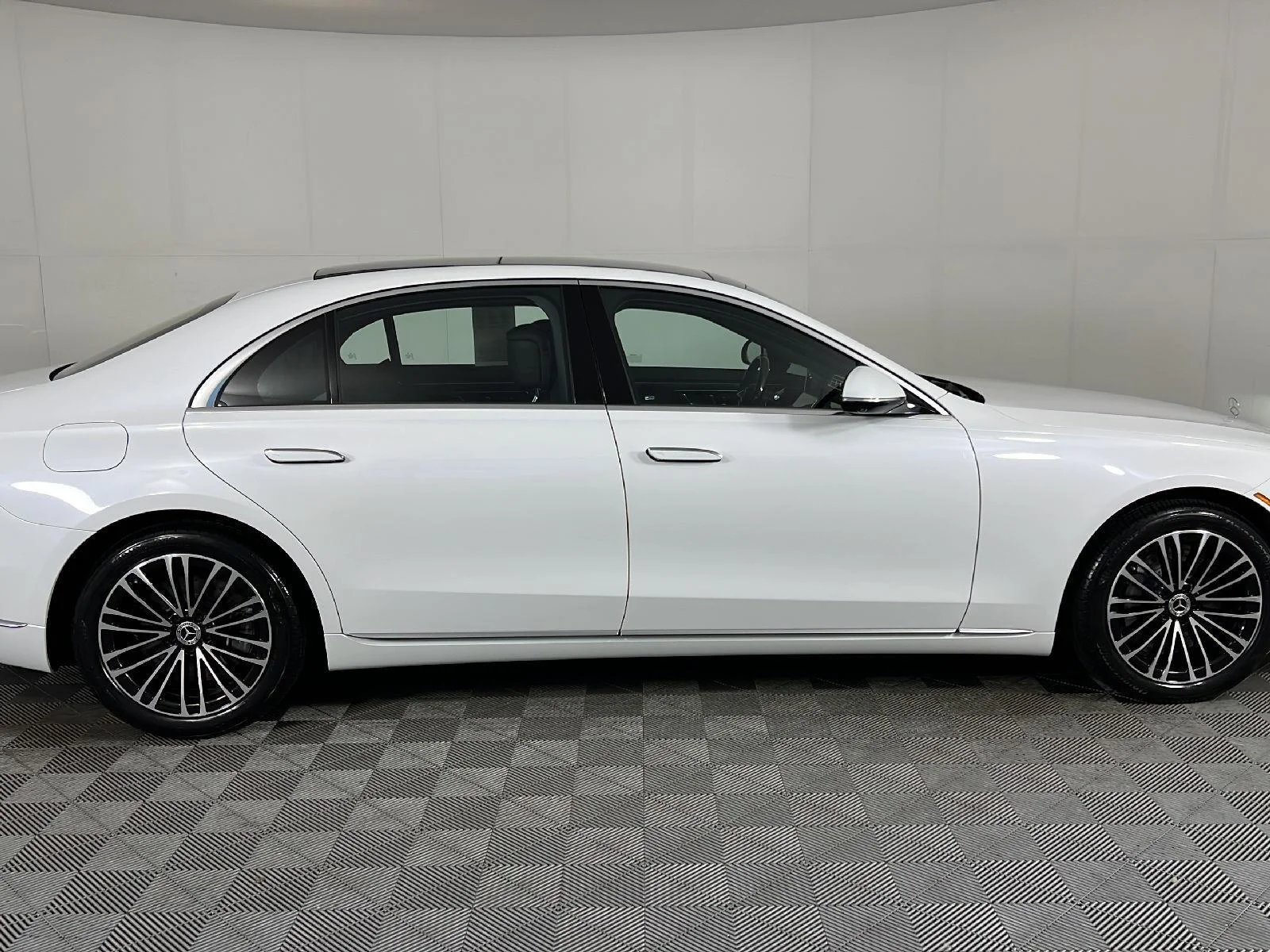 Used 2024 MANUFAKTUR Moonlight White Metallic Mercedes-Benz S 580 image 23