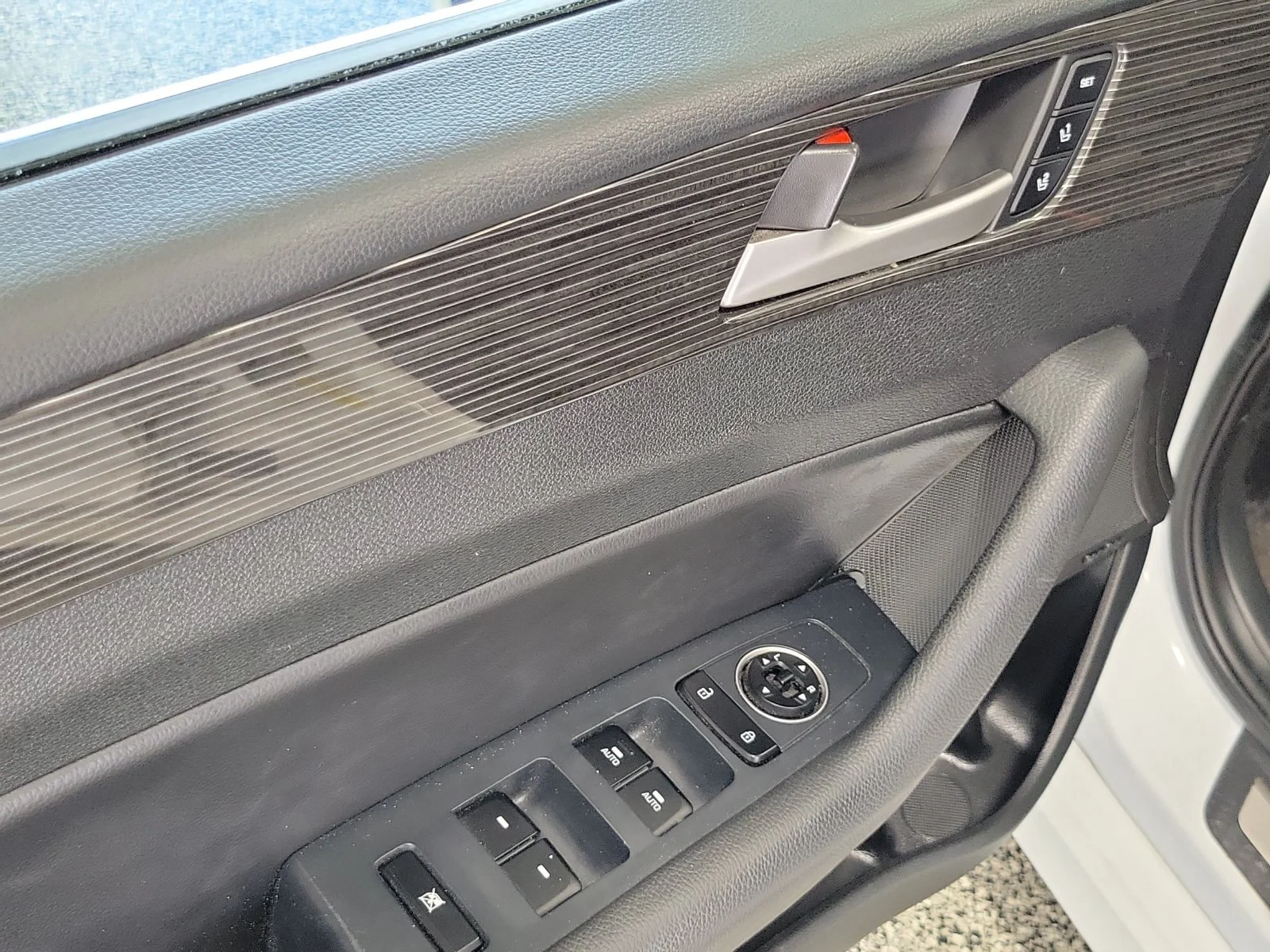 Used 2018 White Hyundai Limited image 7