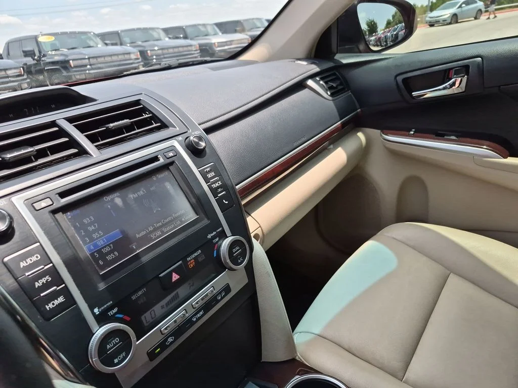 Used 2014 Red Toyota XLE image 6