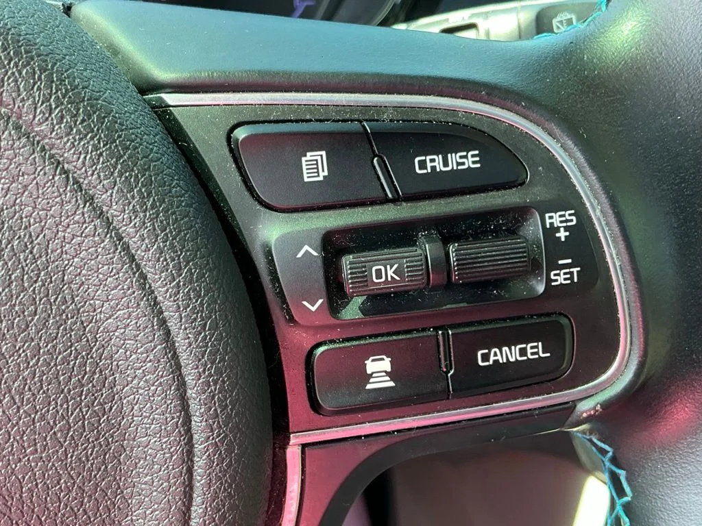 Used 2020 White Kia Touring image 28
