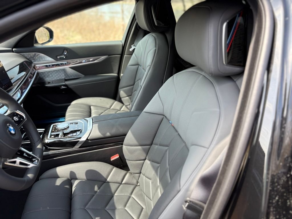 2025 BMW 7 Series 760i - Photo 14