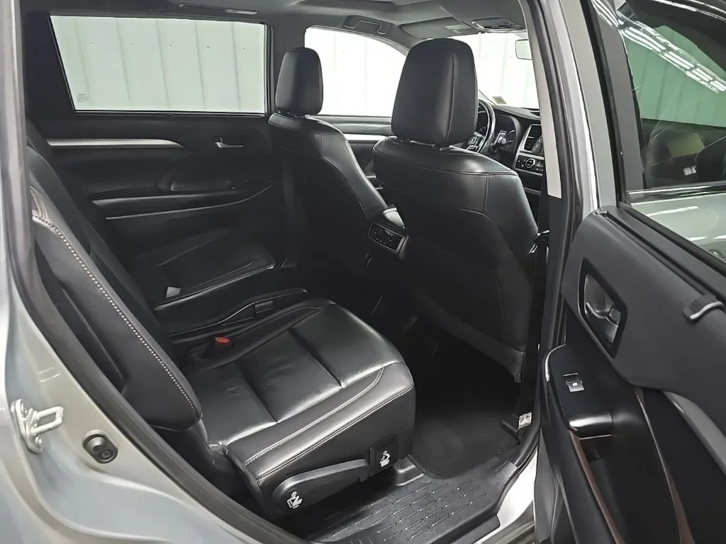 Used 2019 Silver Toyota XLE image 18