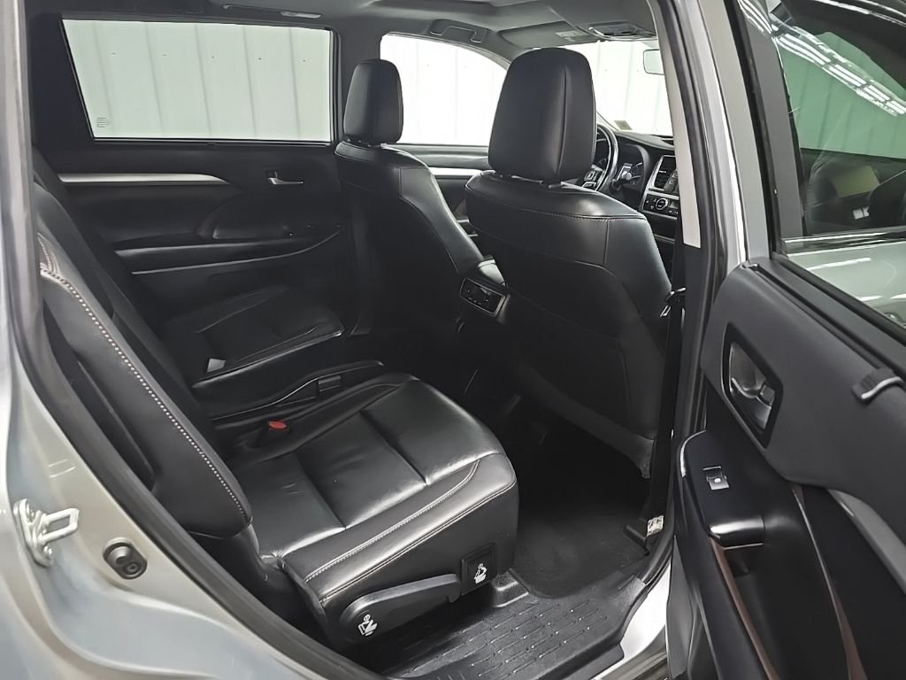 Used 2019 Silver Toyota XLE image 18