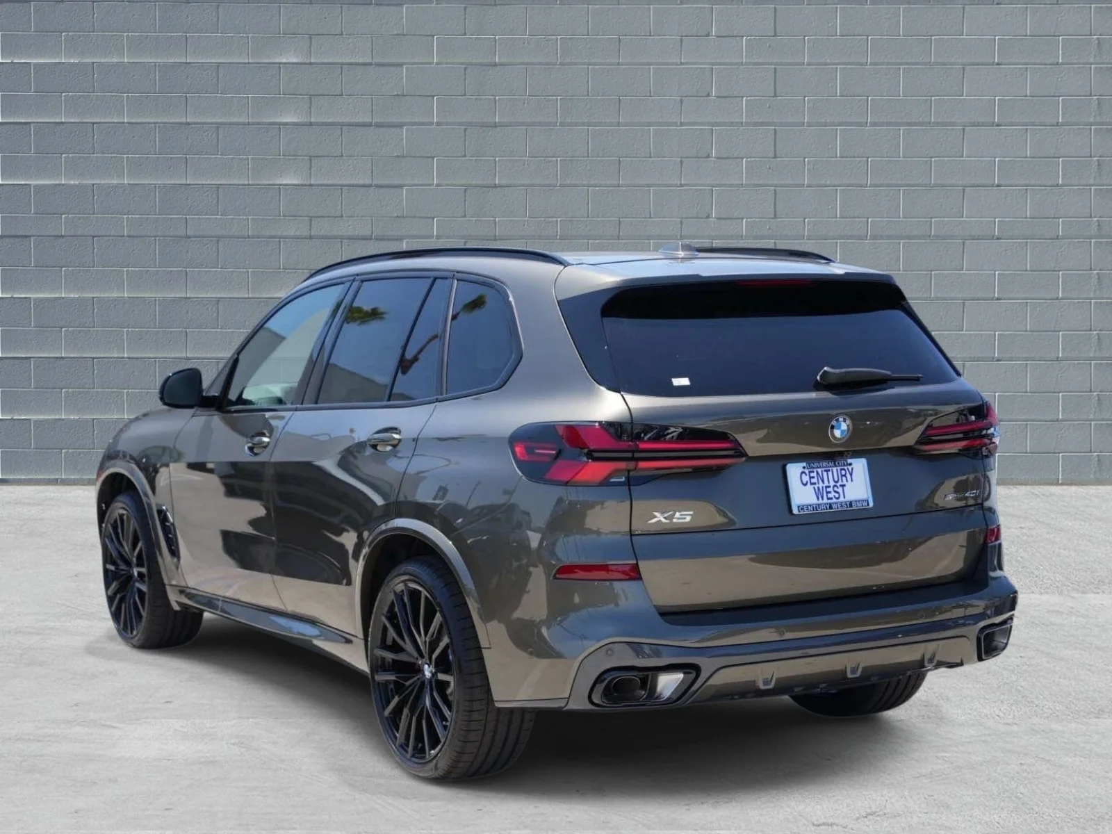 New 2026 Manhattan Green Metallic BMW sDrive40i image 3