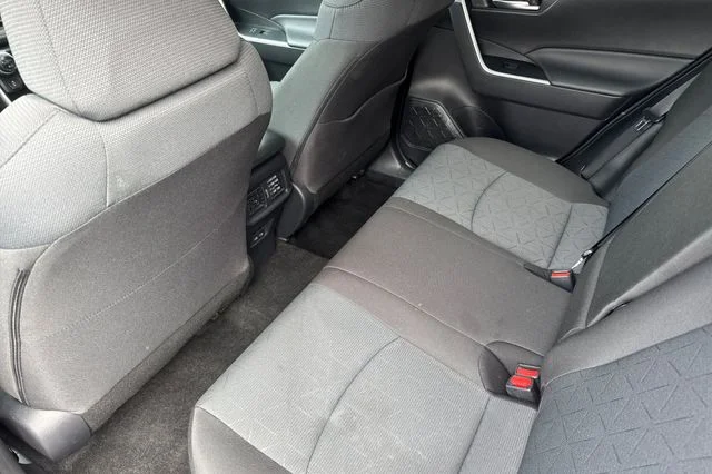2025 Toyota RAV4 XLE - Photo 14
