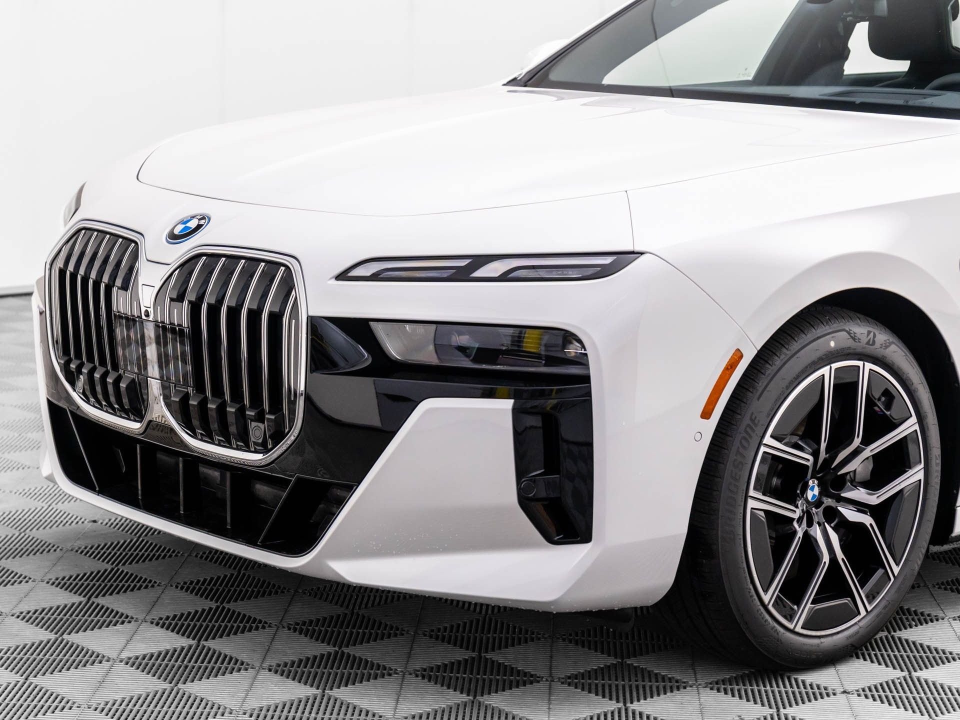 2025 BMW 7 Series 750e - Photo 37