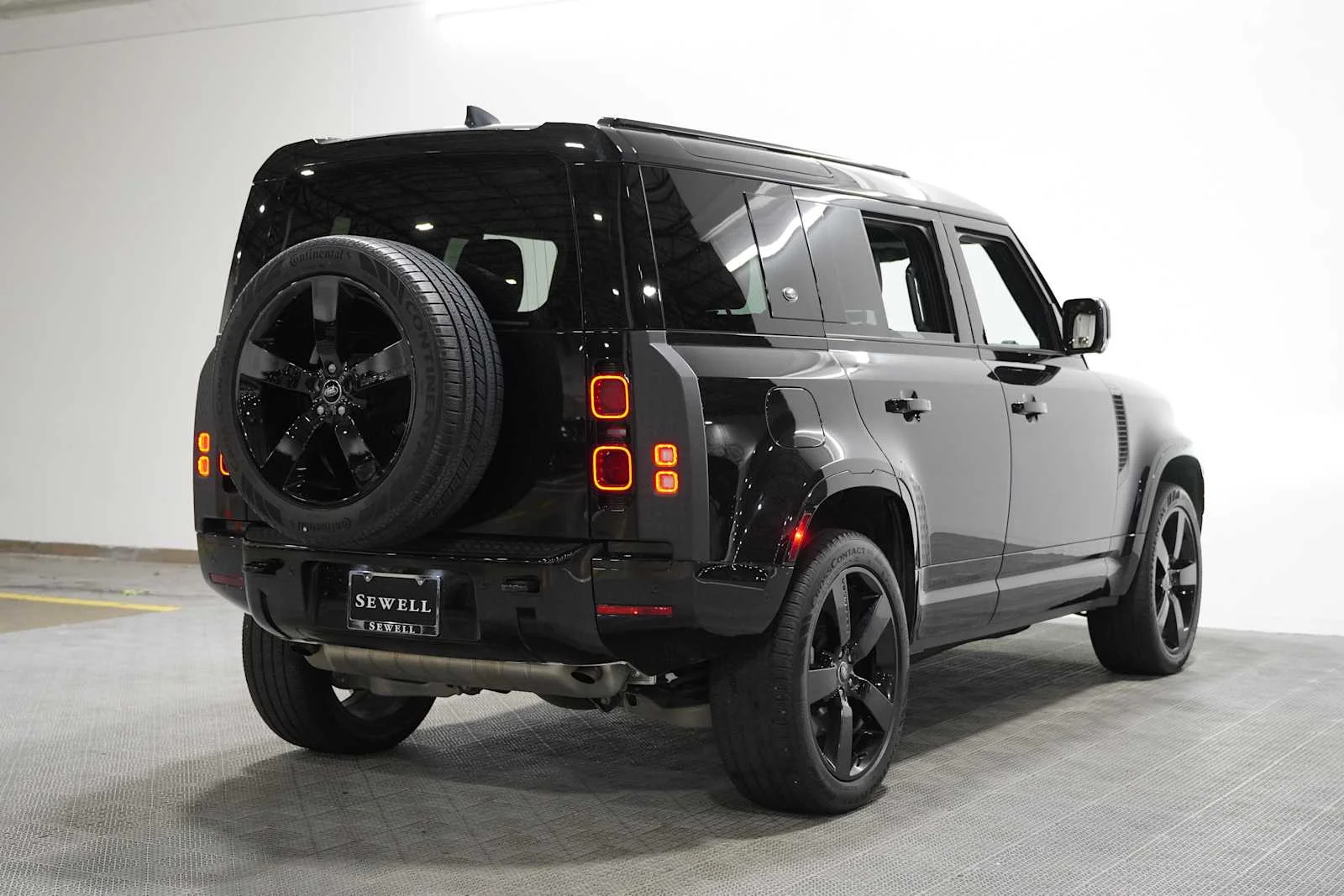 Used 2024 Santorini Black Metallic Land Rover X-Dynamic SE image 3