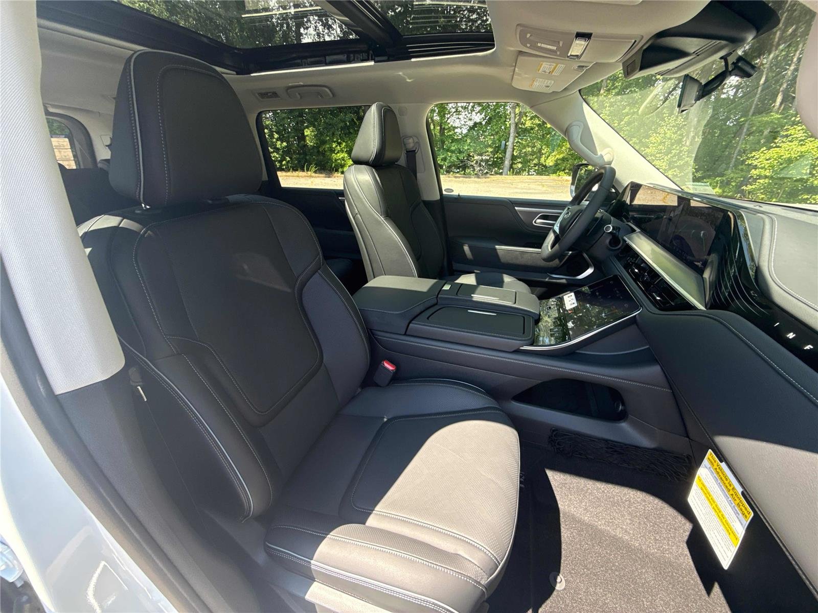 New 2026 RADIANT WHITE INFINITI Luxe 4WD image 27