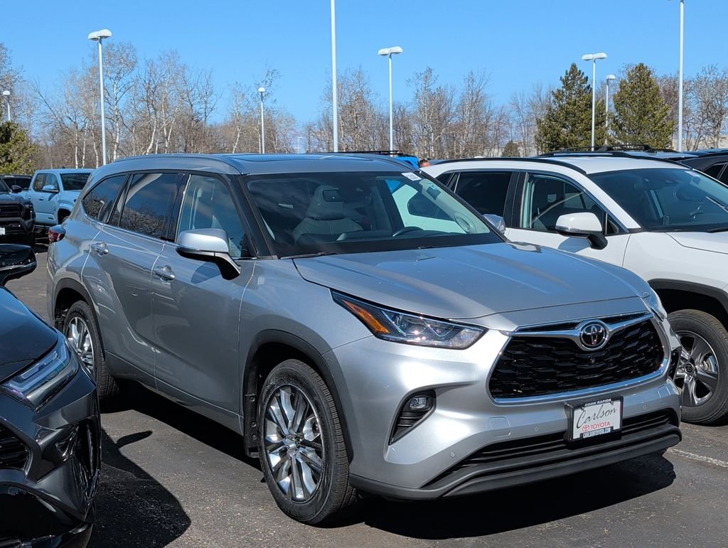 Used 2022 Toyota Highlander Limited with VIN 5TDDZRBH0NS217664 for sale in Minneapolis, Minnesota