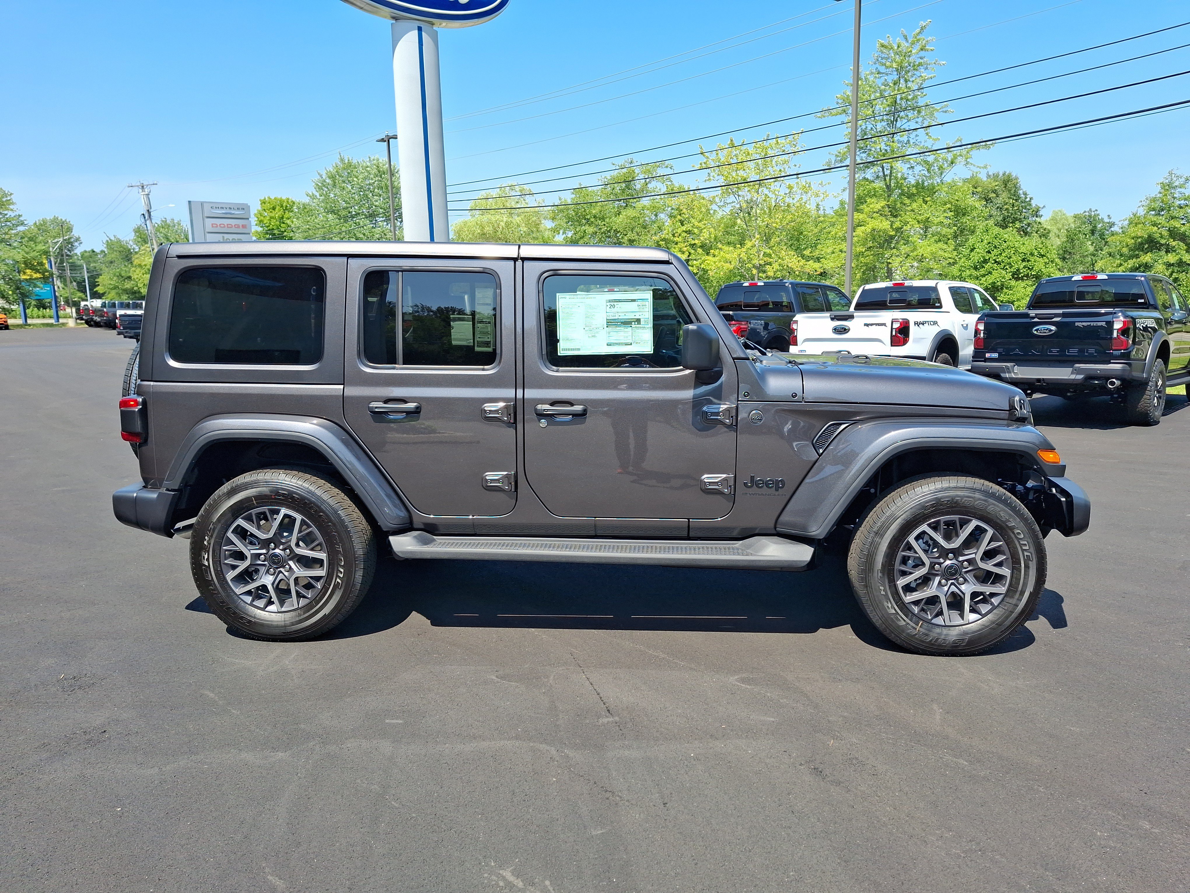 New 2026 Granite Crystal Metallic Clear-Coat Exterior Paint Jeep Sahara image 4