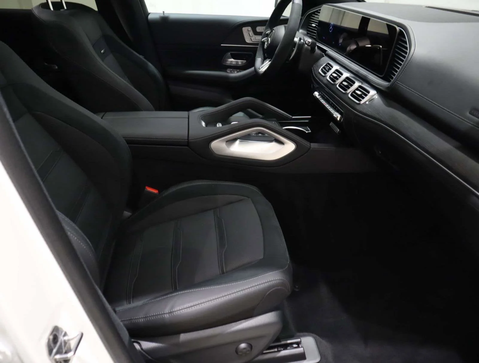 Used 2025 Polar White Mercedes-Benz AMG® GLE 53 image 17