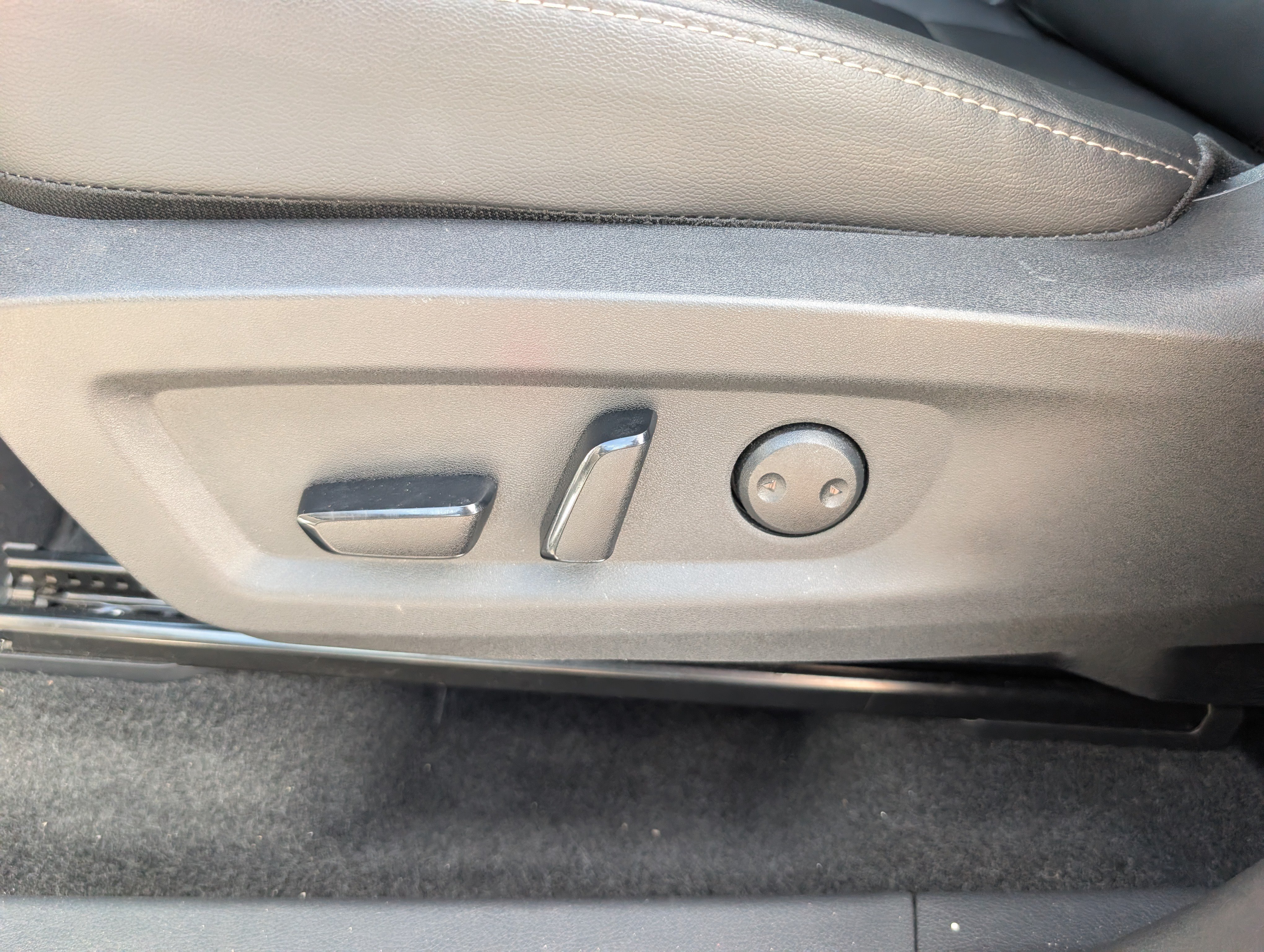 Used 2025 Everest White Pearl Tricoat Nissan SV image 16