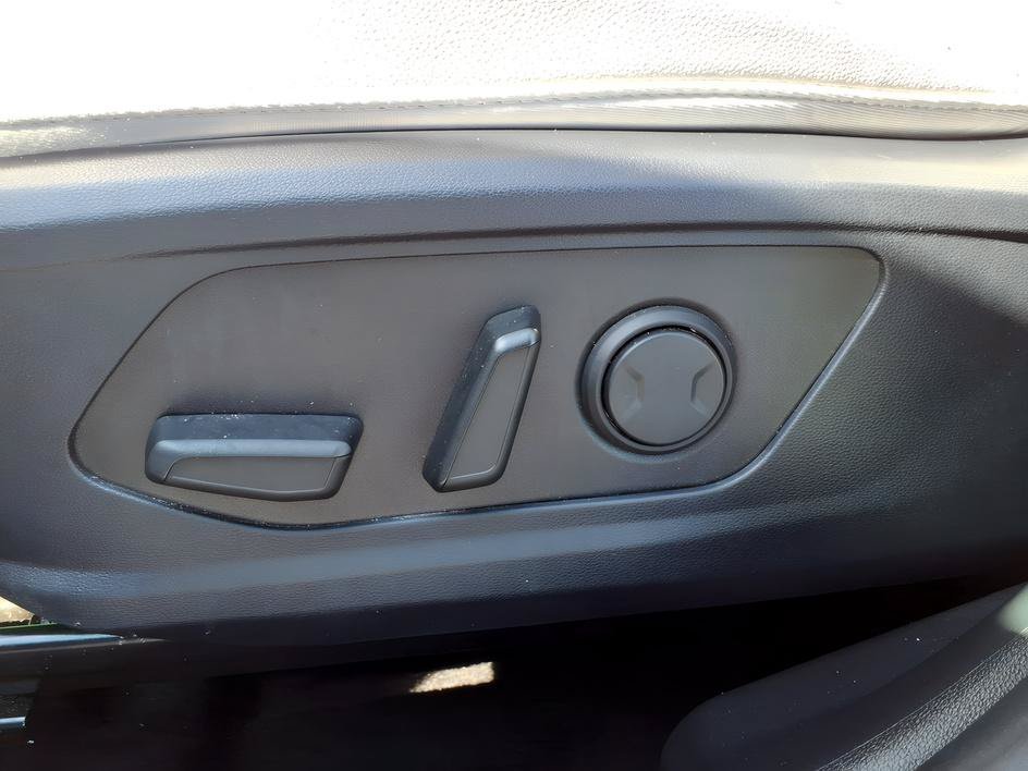 Used 2025 Atlas White Hyundai SEL image 15