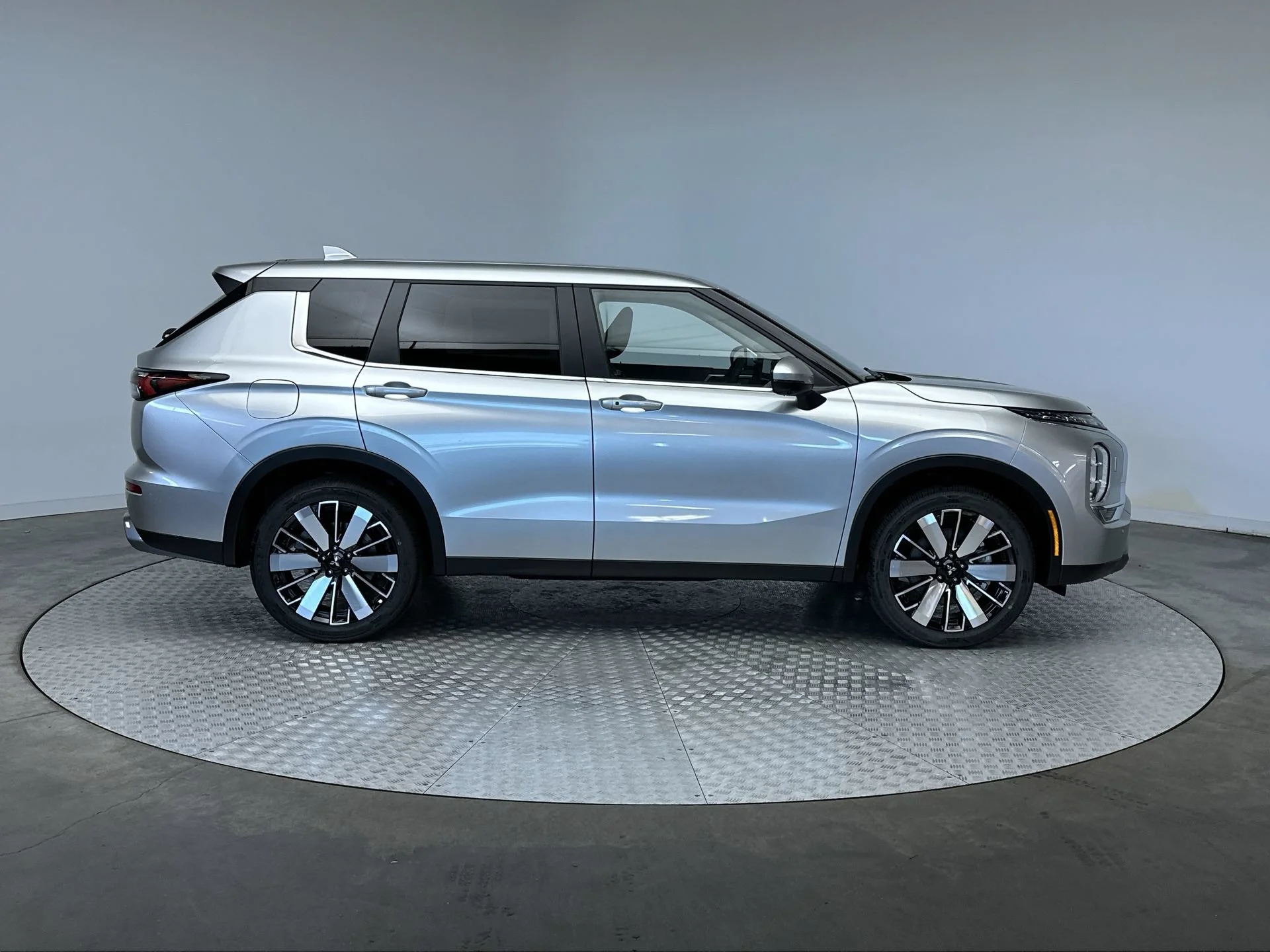 New 2026 Alloy Silver Metallic Mitsubishi SE image 10