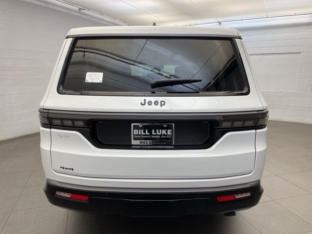 New 2026 Bright White Clear-Coat Exterior Paint Jeep Limited Altitude image 5