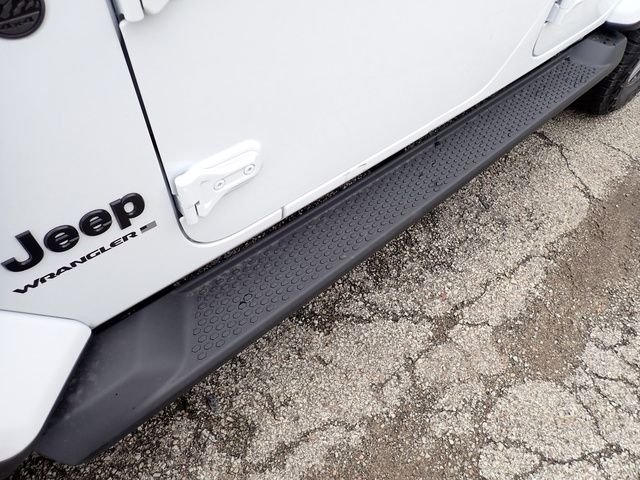 New 2026 Bright White Clear-Coat Exterior Paint Jeep Sahara image 13