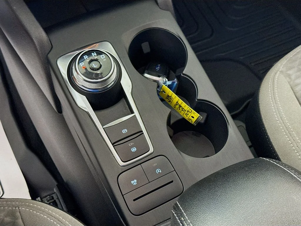 Used 2022 Oxford White Ford SE image 19