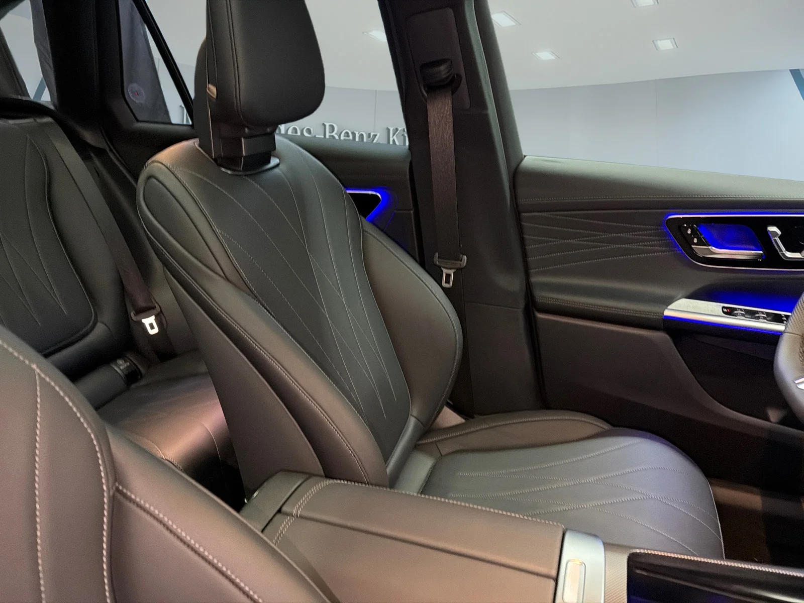 New 2026 White Mercedes-Benz 300 4matic Suv image 32