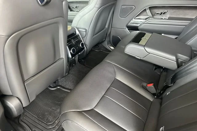 New 2026 Santorini Black Land Rover SE image 11