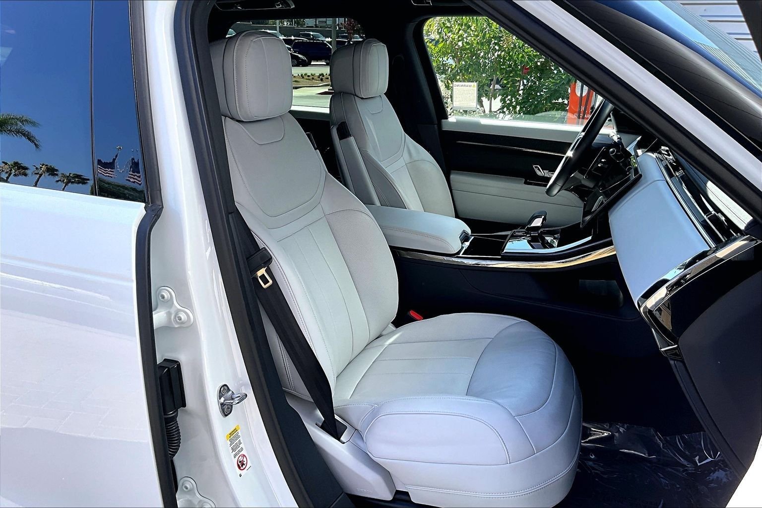 Used 2025 White Land Rover SE image 7
