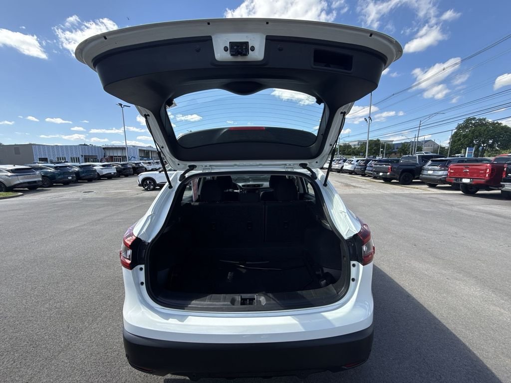 Used 2021 White Nissan S image 21