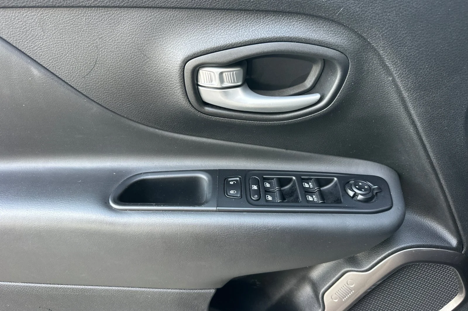 Used 2023 Gray Jeep Latitude image 11