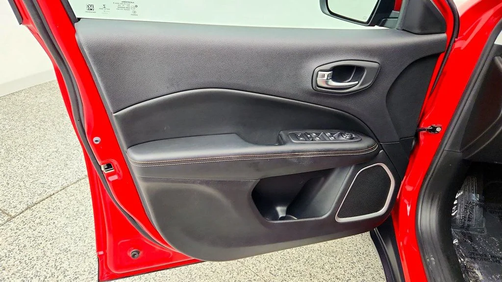Used 2019 Redline Pearlcoat Jeep Latitude FWD image 10