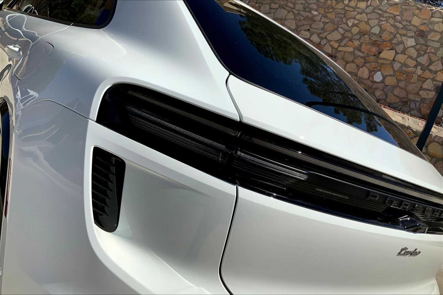 2025 Porsche Macan Turbo Electric - Photo 20