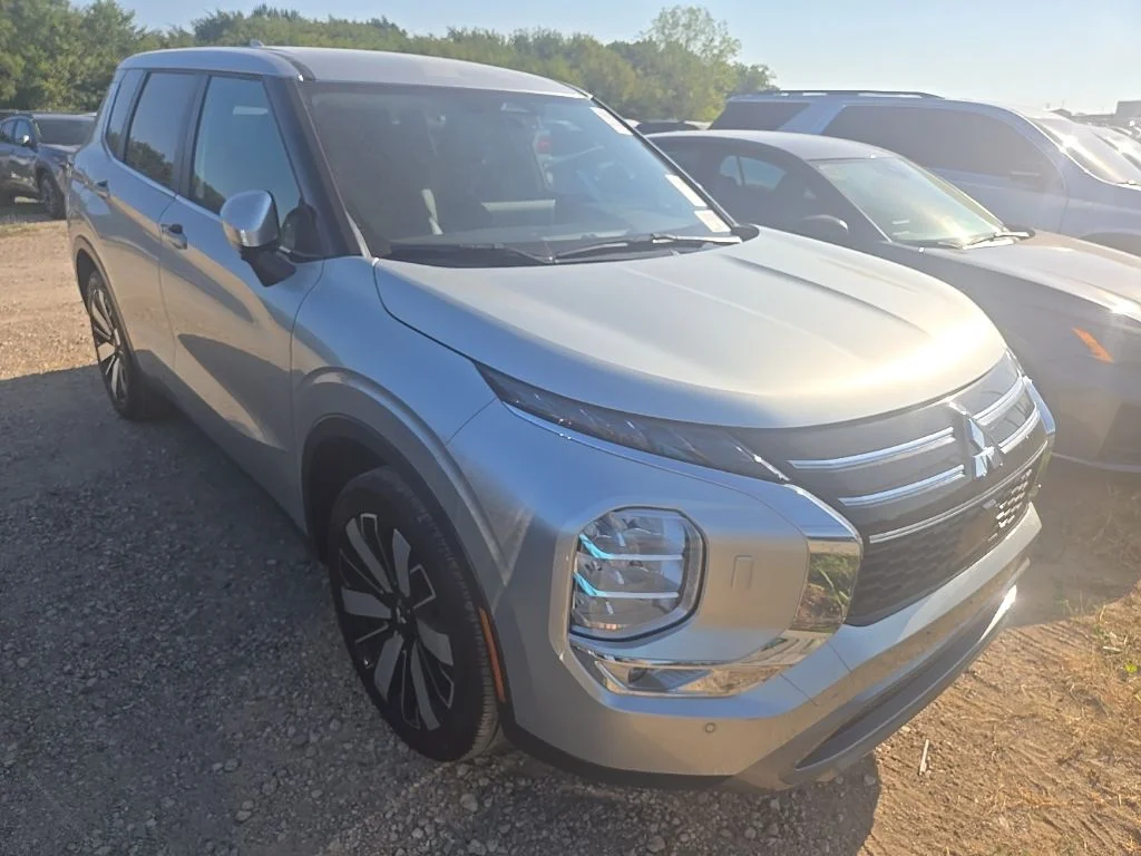 Used 2025 Gray Mitsubishi  image 4