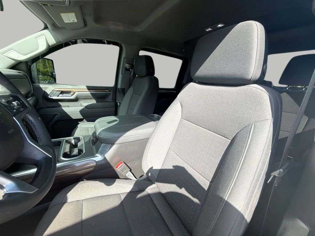 Used 2025 White Chevrolet LT image 17