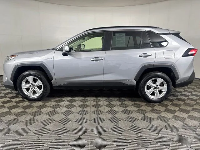 Used 2019 Silver Toyota XLE image 7