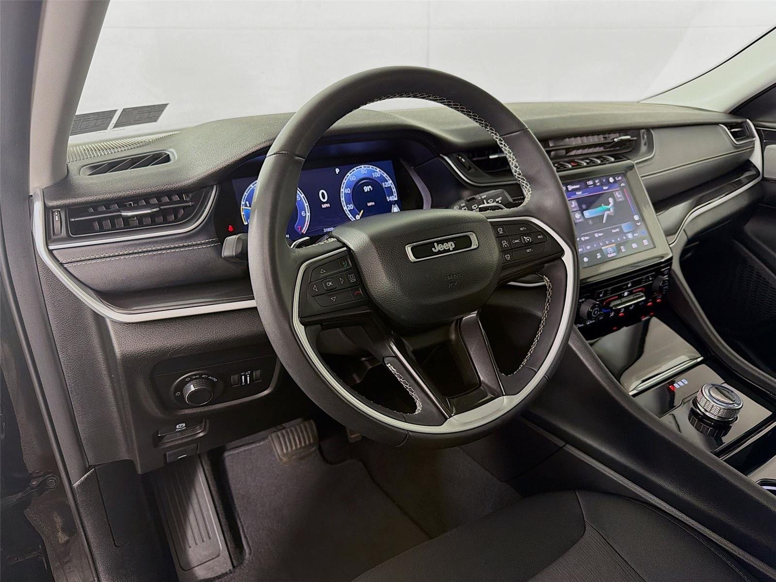 Used 2023  Jeep Laredo image 16