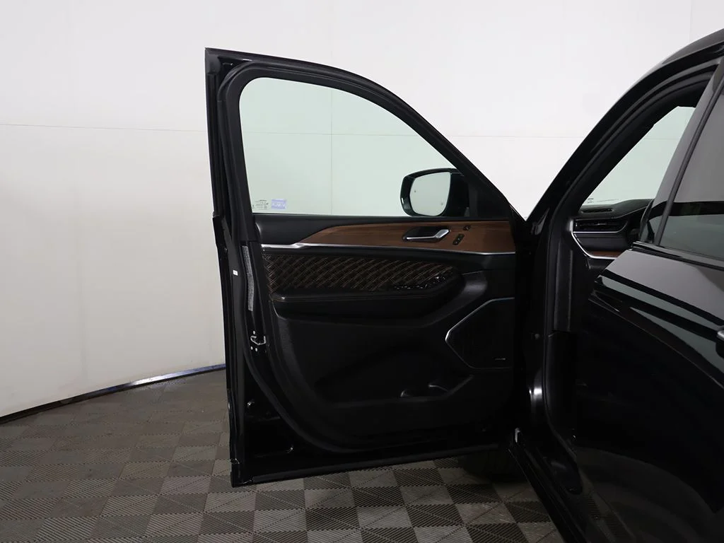 Used 2023 Black Jeep Summit image 23