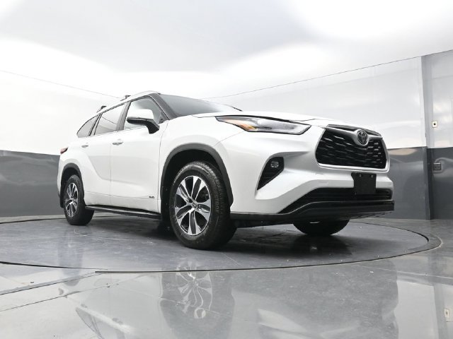 Used 2026 Beige Toyota XLE image 31