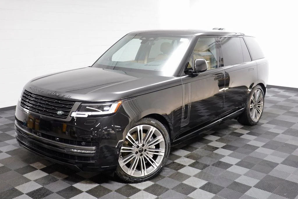 New 2026 Black Land Rover SE image 2