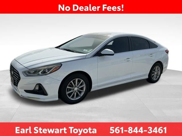 Used 2018 White Hyundai SE image 8