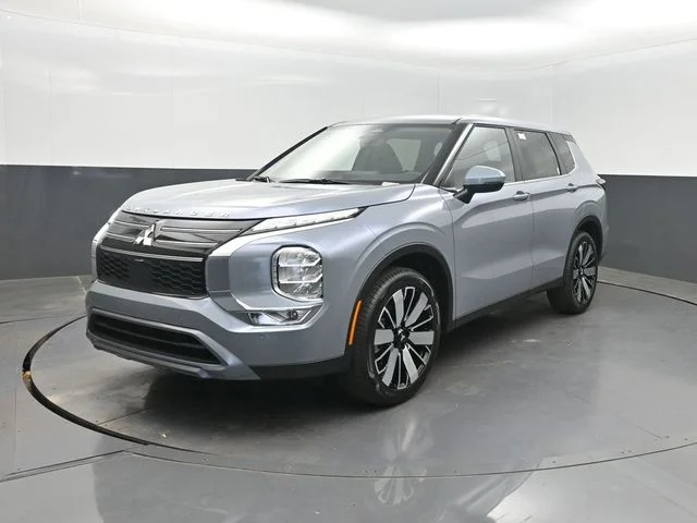 2026 Mitsubishi Outlander SE FWD's photo