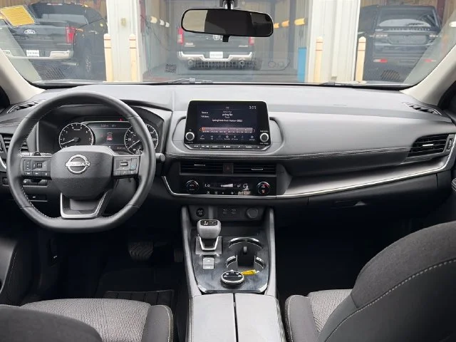 2025 Nissan Rogue SV - Photo 13
